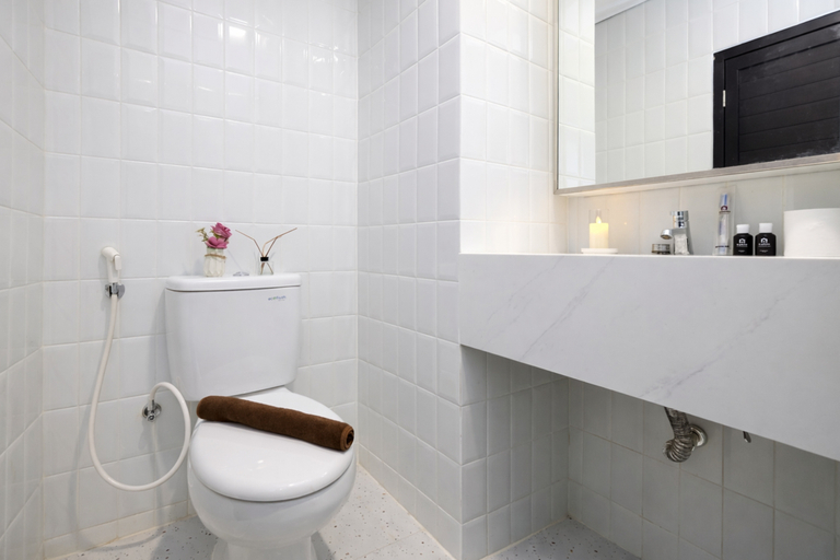 Bathroom 3, Tranquil Studio at Tamansari Semanggi Apartment By Travelio, Jakarta Selatan