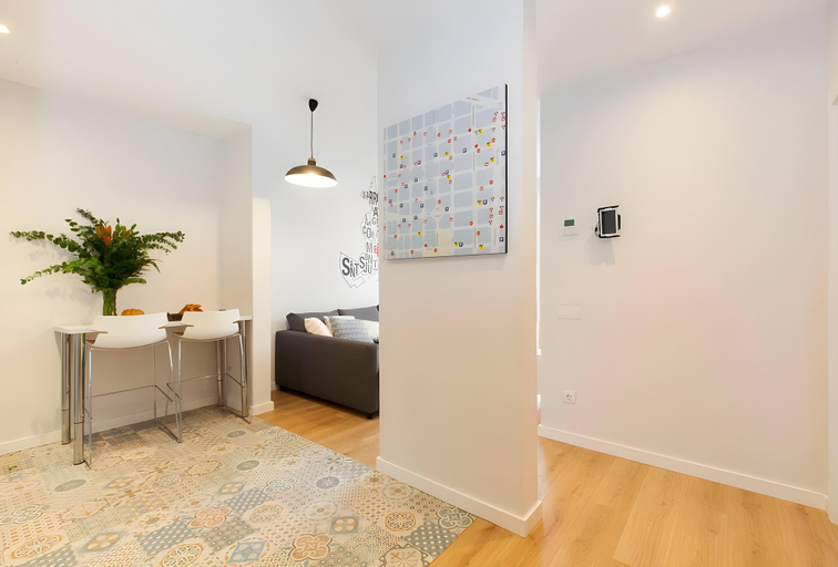 Others 3, Perfectly located 4-bed / 4-bath apartment, Barcelona