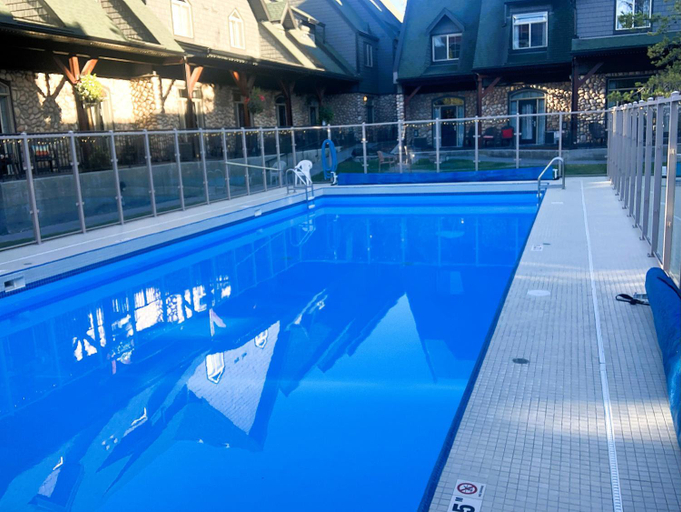 Sport & Beauty 3, Renovated Chalet at Mystic Springs, Pool, Hot Tub!, Division No. 15