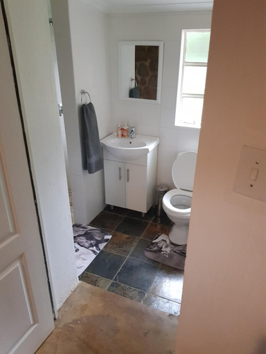 Bathroom, Bridgewaters Horse Park Poolside Rondawel, West Rand