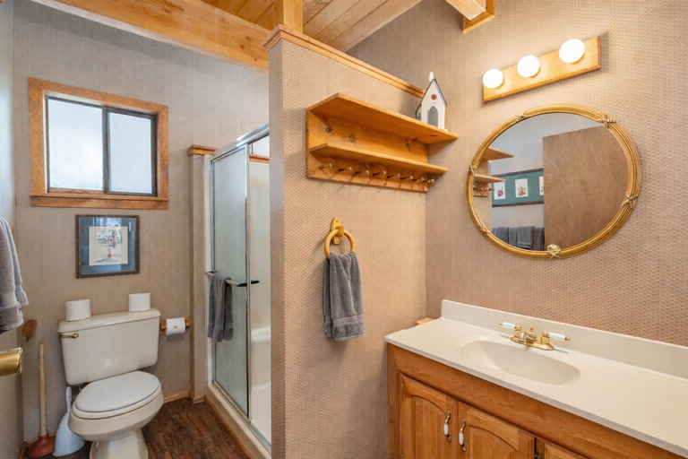 Bathroom 3, Jack's Cabin by NW Comfy Cabins, Chelan