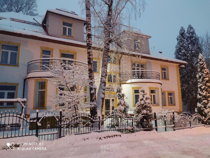 Exterior & Views