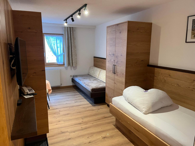 Bedroom 2, Hotel Garni Tyola, Landeck