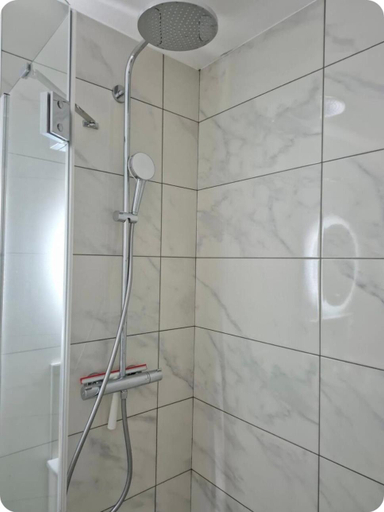 Bathroom 2, "Studiocaroline44", 2 studios entre la ville et la mer, parking, cuisine, moins de 15min de l'aeropo, Loire-Atlantique
