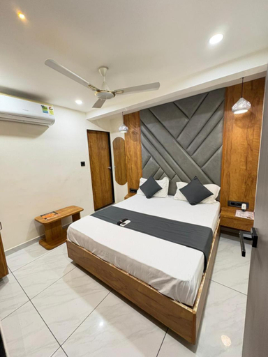 Bedroom 1, Hotel Skyland, Ahmadabad