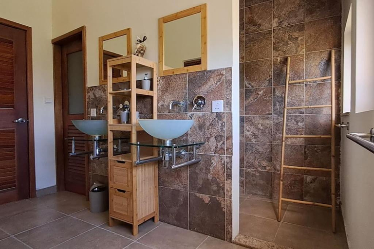 5, Les Villas Thorel - Gulachi, Black River