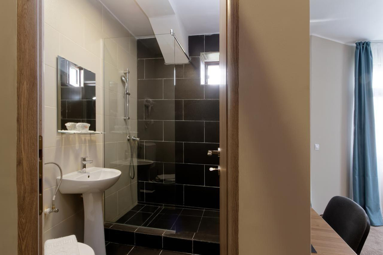 Bathroom 5, Bordeaux, Galati