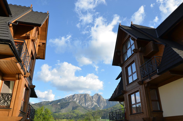 Exterior & Views