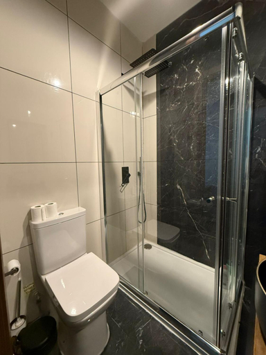 Bathroom 3, Airport Stay Comfortable accommodation with own bathroom Easy access