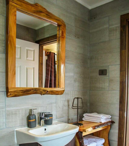 Bathroom, Entre Volcanes Lodge, Llanquihue