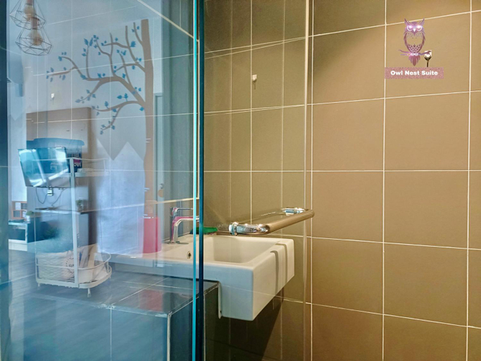 Bathroom 5, Owl Nest Suite' at aeropod sovo, Kota Kinabalu
