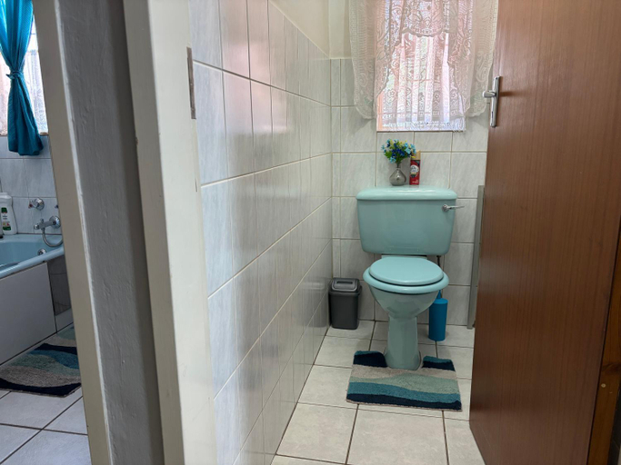 Bathroom 2, Bottie's Rock, City of Tshwane
