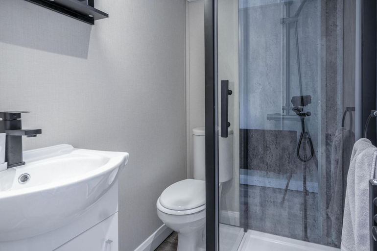Bathroom, The Studio - 1 Bedroom Cabin - Amroth, Pembrokeshire