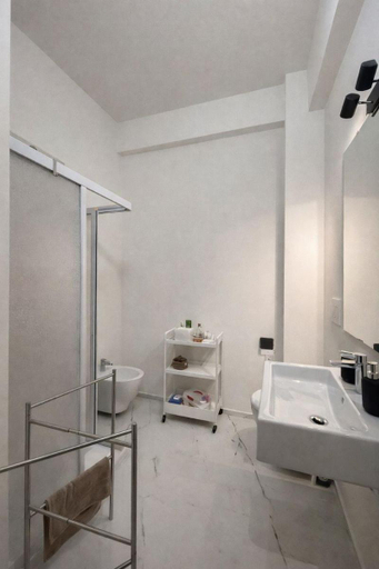 Bathroom 2, LT SAX, Bari