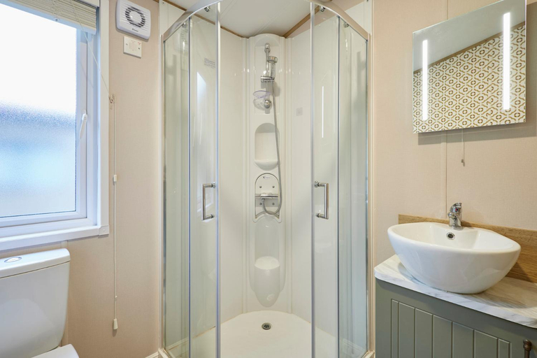 Bathroom 2, Lucky Lodge with Hot Tub, East Riding of Yorkshire