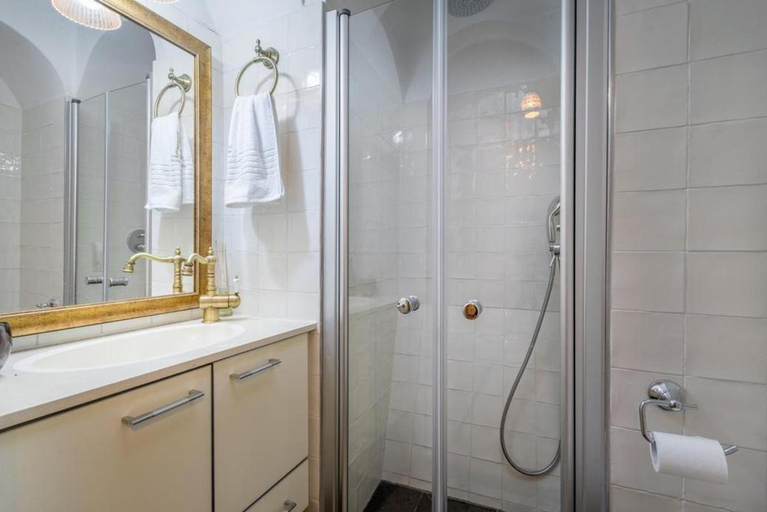 Bathroom 2, Western Wall Luxury House - Avraham, Jerusalem
