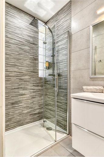 Bathroom 2, Le Bourget - Envolee Romantique, Aude