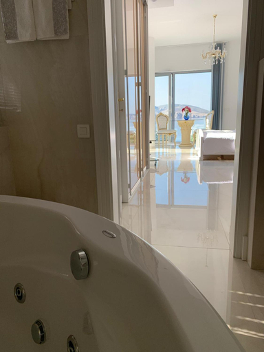 Bathroom 3, Shimmer & Shine, Baška