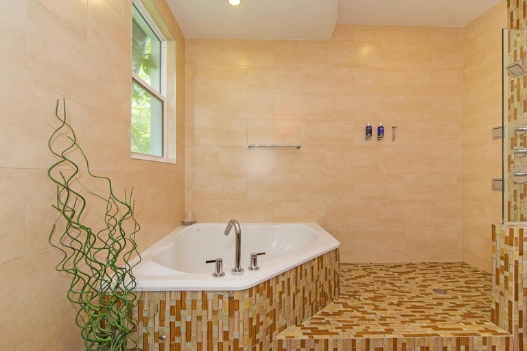 Bathroom 3, Pomegranate Cottage