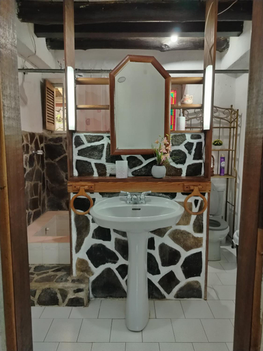 Bathroom 2, Ziruma, Antón