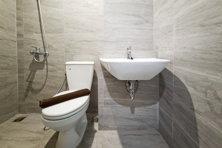 Bathroom 5, Homelike and Relaxing Studio Apartment Collins Boulevard By Travelio, Tangerang