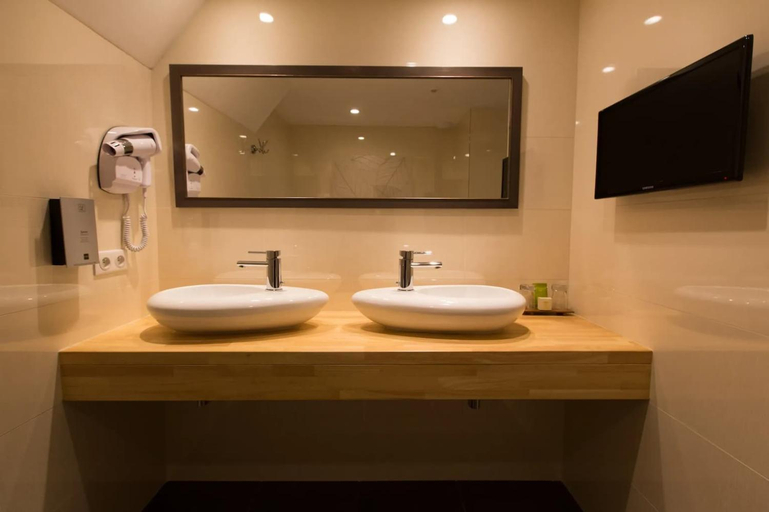 Bathroom, HOTEL LES PALIS, Ille-et-Vilaine