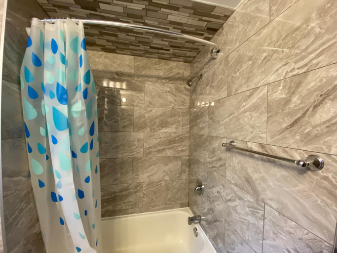 Bathroom 2, Yonge and Finch Subway !R Spacious & Stylish Prvt Bdr with Shared Bathroom, Toronto