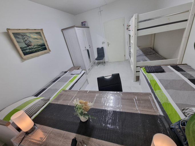 Bedroom 2, 3 WG-geeignete Zimmer zur Selbstverpflegung, Esslingen