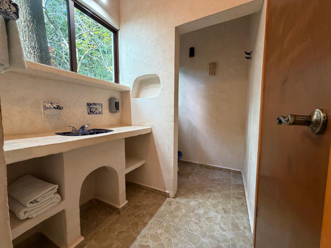 Bathroom 2, Finca Oz, Homún