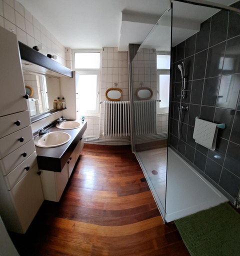 Bathroom 2, Le Piercot, Liège