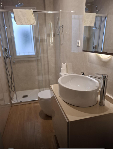 Bathroom 2, Hostal Corazon de Madrid, Madrid