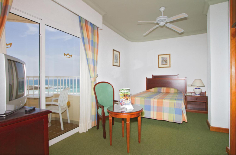 Bedroom 2, Hotel Riu Oliva Beach Resort - All Inclusive, Las Palmas