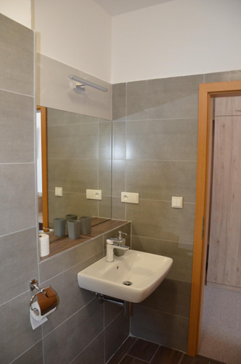 Bathroom 3, Penzion Rocket Club, Lucenec