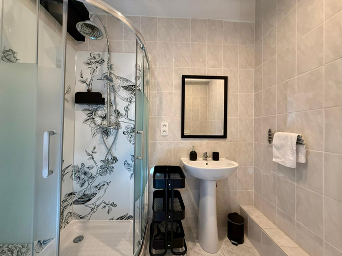 Bathroom 3, La Ferme Delaunay, Manche