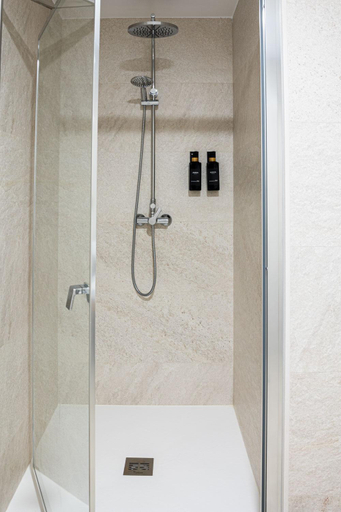 Bathroom 2, Vina Femita, León