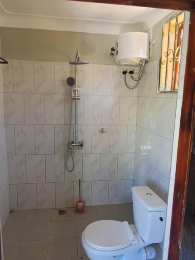 Bathroom 4, Alice Gardens and Campsite, Busiiro