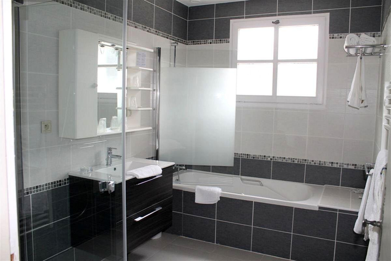 Bathroom 3, Logis Hotel La Croix Du Sud, Morbihan