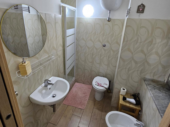 Bathroom 2, Le tre orchidee, Salerno