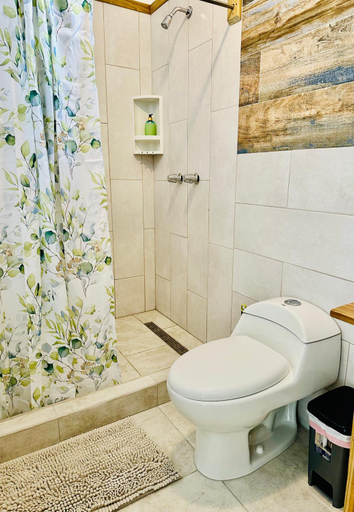 Bathroom 2, Annies Apartments on 6th Street, Bocas del Toro