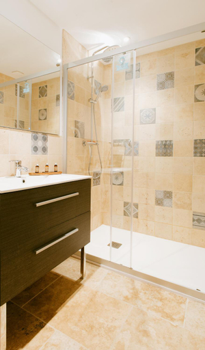Bathroom 2, Les Jardins de Falguiere, Gard