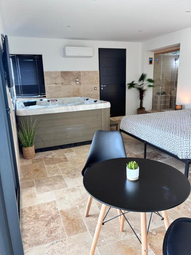Others 4, Suite Privative Jacuzzi Sauna de la Villa Del Castagnol, Dordogne