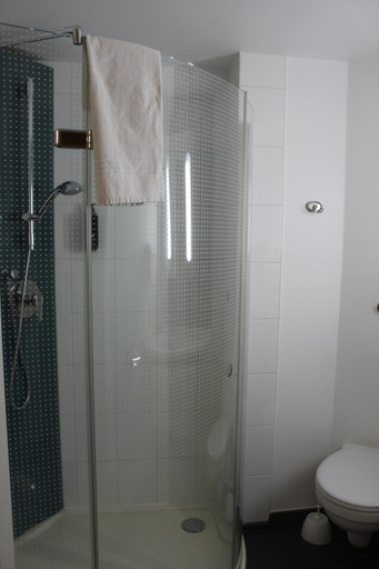 Bathroom 4, ibis Soissons, Aisne