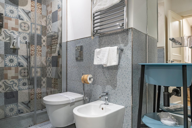 Bathroom 2, Viam 16b Suites, Rome