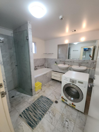 Bathroom, Water View. 1bedroom Sleeps 2. WI-FI, Wash Machine, Gold Coast