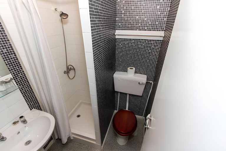Bathroom 3, The Carlton Hotel, Kent