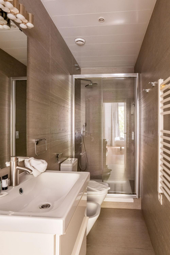 Bathroom 2, Perfectly located 4-bed / 4-bath apartment, Barcelona