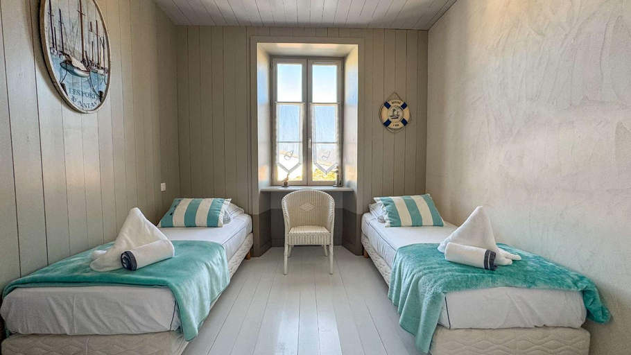 Bedroom 2, Magnifique maison de village rhetaise, Charente-Maritime
