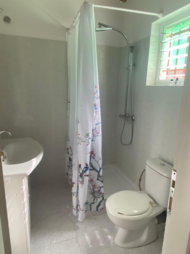 Bathroom 2, Rosemary House, Sarandës