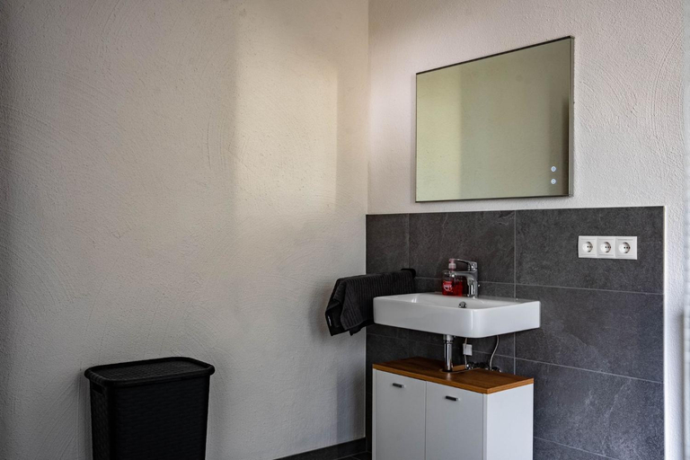 Bathroom, Ringtoys Rooms mit einem Gemeinschaftsbad One bathroom to share with four rooms, Vulkaneifel