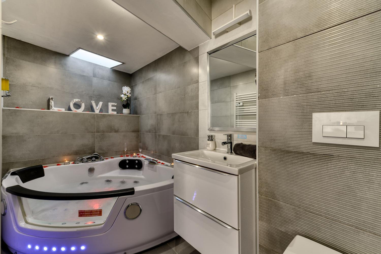 Bathroom 2, Le bourget - Suite romantique, Aude